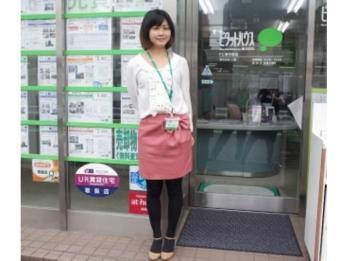 入社3年目になりますが、私が産休をいただくので、スタッフを募集しています。<br />現在のメンバーも全員、不動産未経験でしたが、ピタットハウスネットワークでの研修や<br />先輩たちの日々のフォローで、しっかり学ぶことができます。<br />単に不動産をお客様にご紹介するだけでなく、街の魅力を、自分の足で発見し、<br />お客様にお伝えすることができるので、やりがいを感じられる、仕事です。<br />現在は女性メンバー中心ですが、男性も、女性も、応募お待ちしています!
