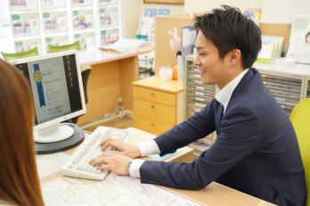 私は依然、段ボール工場の作業をしていましたが、人と接する仕事に就きたいと思い、<br />8年前に当社に転職してきました。<br />その中で不動産業界を選んだのは、人から頼りにされる仕事だからです。<br />実際、入社してからお客様やオーナー様から感謝される喜びをたくさん経験しました。<br />これから入られる方には、この8年間で私が経験してきたことはすべてお伝えします。<br />未経験の方もぜひチャレンジしてほしいですね。