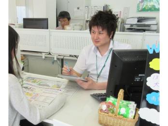 不動産業は堅苦しいイメージですが、社長をはじめ社員全員が明るく楽しい職場です。<br />みんな最初は分からないことだらけで不安ですが先輩たちから優しく教えてもらえるので<br />安心して下さい。しつこい営業、飛び込み営業などはありません。明るく元気よく<br />素直に丁寧にお客様と接していれば、知識や経験は後から自然とついてきます。私自身<br />接客は苦手でした。ですが周りのサポートもあり、最近は『転勤や身内の引越しで沢山の<br />不動産店を回ったが一番の対応でした』とお褒めの言葉をいただきました。スタッフリレ<br />ーブログも好調ですので是非見てください。一緒に働けるのを楽しみにしております。