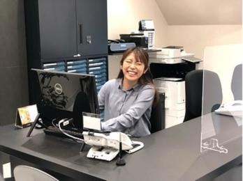 営業未経験ですが、1年経った今も楽しくて仕方がありません!<br />元々不動産営業に興味があったものの、営業は未経験。最初は尼崎の土地を覚えるのに苦<br />労しましたが、その甲斐あって「この辺りは…」という提案もできるようになり、念願の<br />「お客様から直接感謝の言葉をいただく」という体験もできました!また歩合給も嬉しい<br />のですが、それより自分の頑張りが成約数などの数字でスグにわかる点もヤリガイ!私に<br />とってここは、楽しく成長できる場所です!<br />入社1年/23歳女性