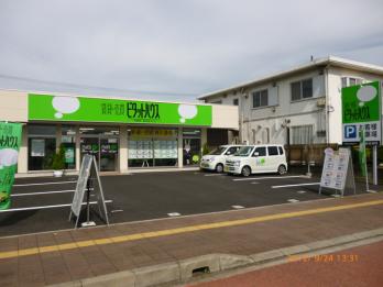 木更津駅徒歩8分かつ駅前通りに面した店舗です、駐車スペースも8台分ございます。