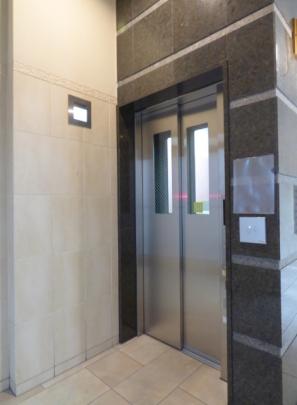 ���L����