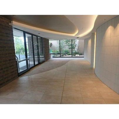 ���L����