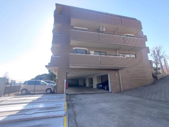 ���L����