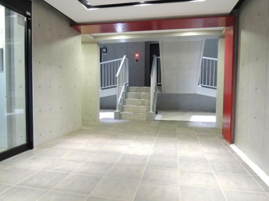 ���L����