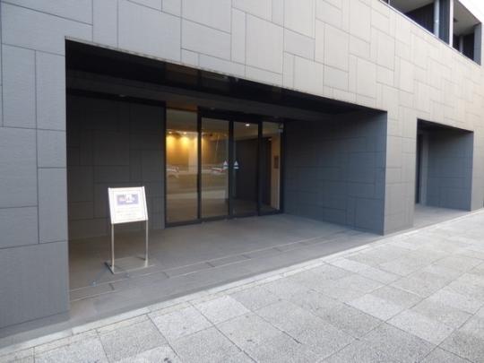 ���L����