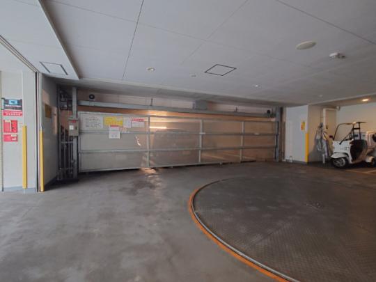 ���L����