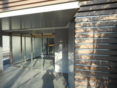 ���L����