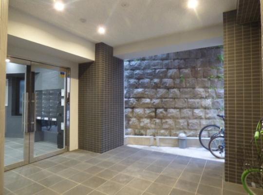 ���L����