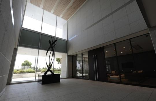 ���L����