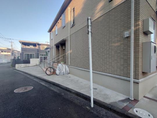 ���L����