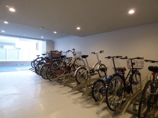 ���L����