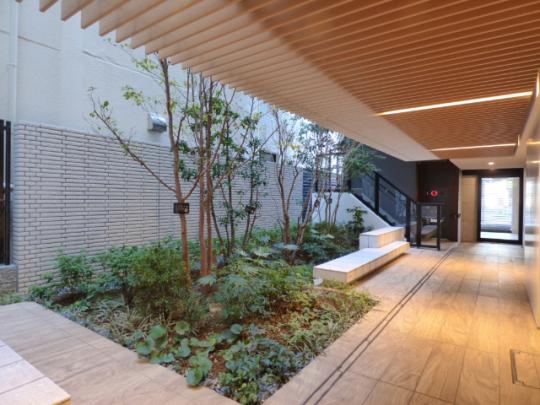 ���L����