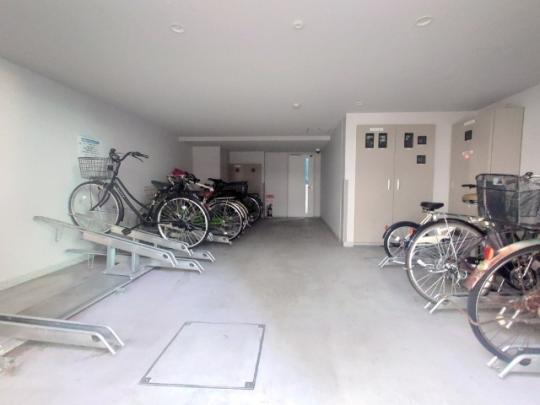 ���L����