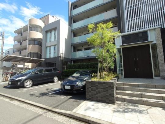 ���L����