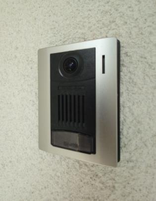 ���L����