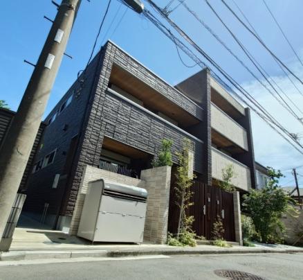 ���L����