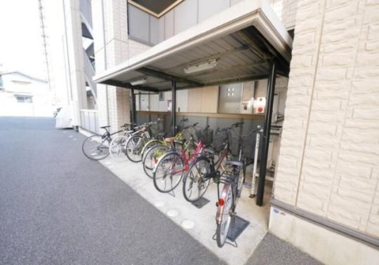 ���L����