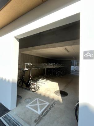 ���L����