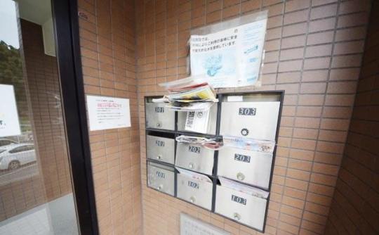 ���L����