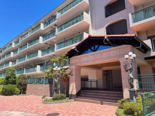 ���L����