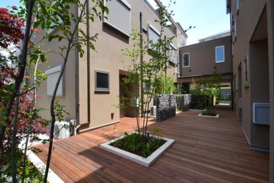 ���L����