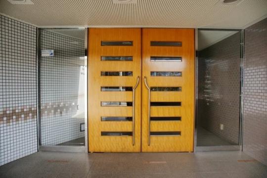 ���L����