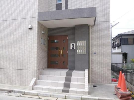 ���L����