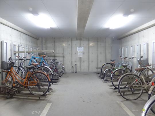 ���L����