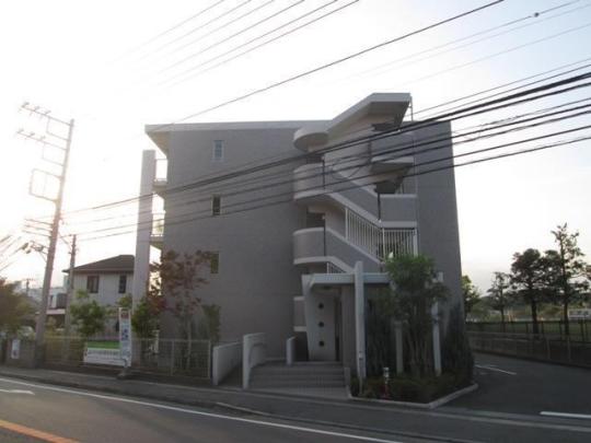 ���L����