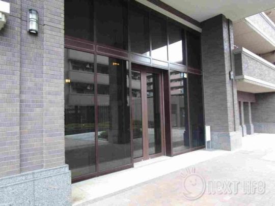 ���L����