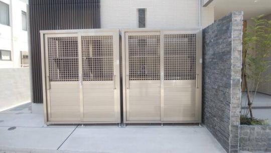 ���L����