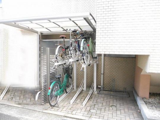 ���L����