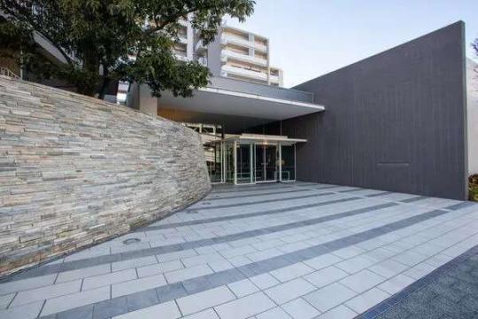 ���L����