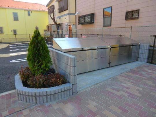 ���L����