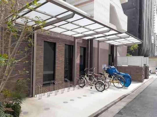 ���L����