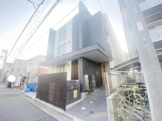 ���L����