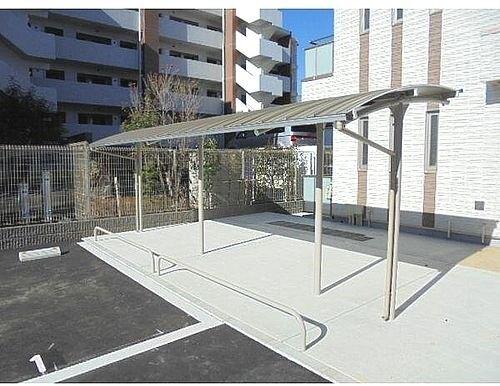 ���L����