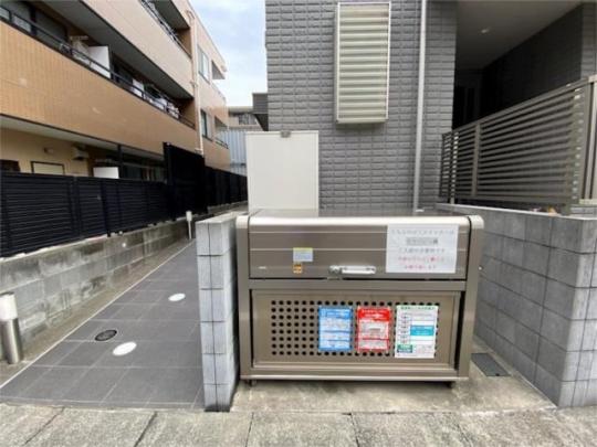 ���L����