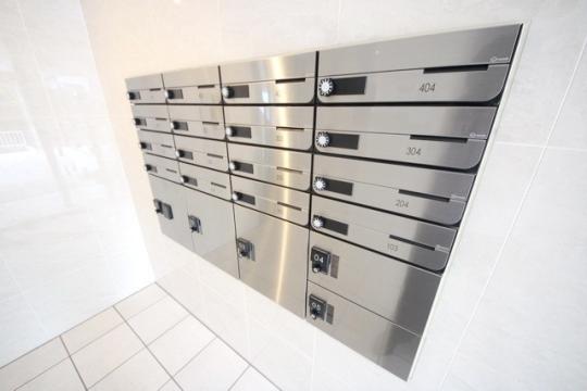 ���L����