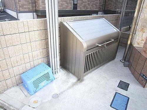 ���L����