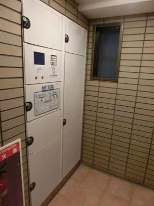 ���L����