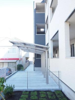 ���L����