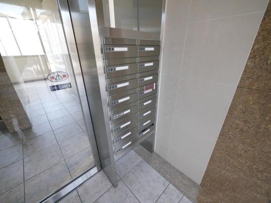 ���L����