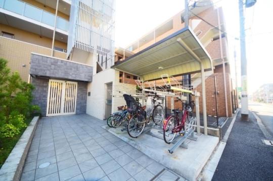 ���L����