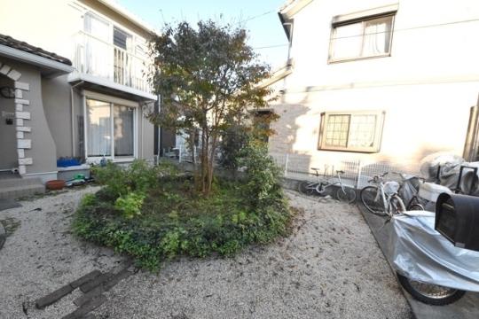 ���L����