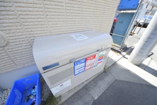 ���L����