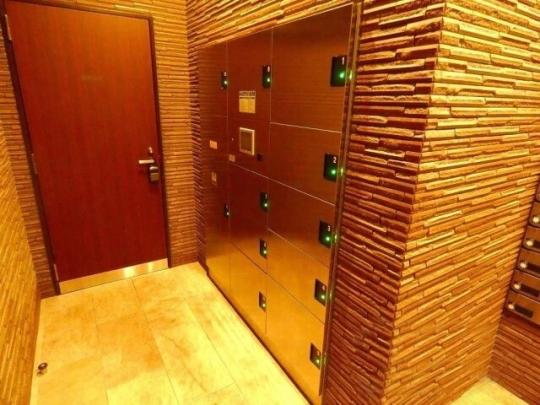 ���L����