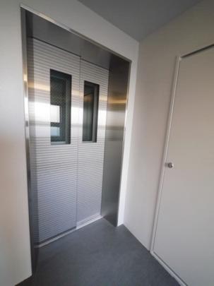 ���L����