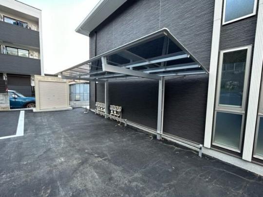 ���L����